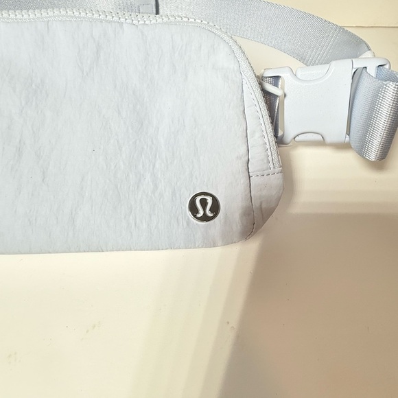 lululemon athletica Solid Everywhere Belt Bag - Picture 5 of 11